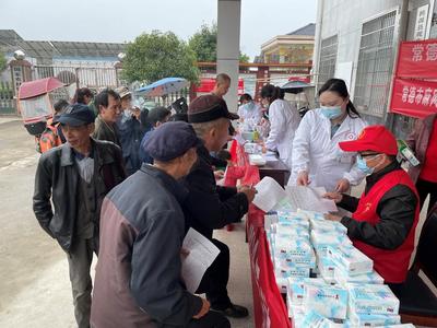 市皮防所黨員志愿者 健康義診進鄉村，麻風防治人人知，營養健康咨詢暖人心