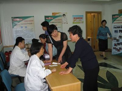 心系女性，關愛家庭 營養健康教育活動順利啟動并開展現場咨詢